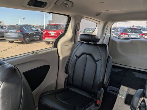 Used 2023 Chrysler Pacifica Touring-L FWD image 12