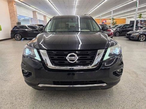 Used 2017 Nissan Pathfinder Platinum AWD/4WD image 2