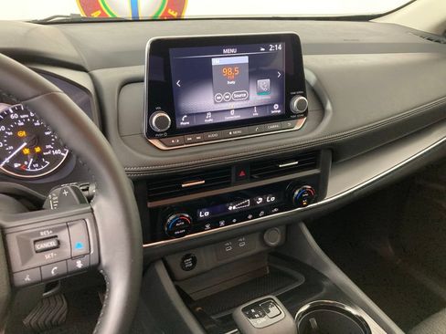 Used 2025 Nissan Rogue SV AWD/4WD image 2