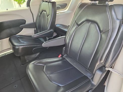 Used 2023 Chrysler Pacifica Touring-L FWD image 28