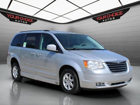 Used 2010 Chrysler Town & Country Touring image 8