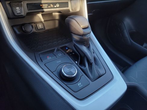 Used 2022 Toyota RAV4 XLE image 21