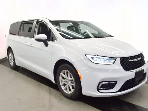 Used 2023 Chrysler Pacifica Touring-L image 2