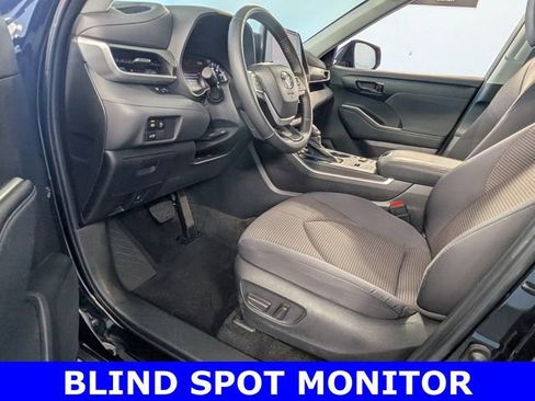 Used 2024 Toyota Highlander LE FWD image 6