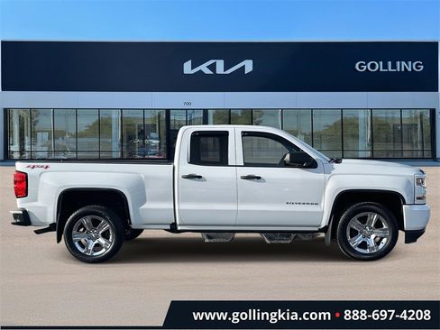 Used 2017 Chevrolet Silverado 1500 Custom w/ Custom Convenience Package image 2