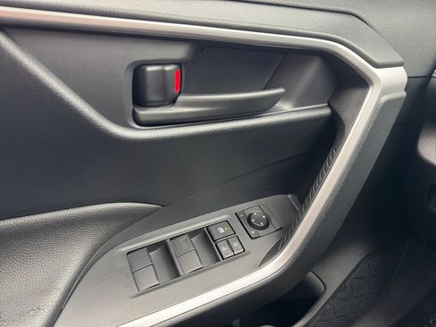 Used 2019 Toyota RAV4 LE AWD/4WD image 11