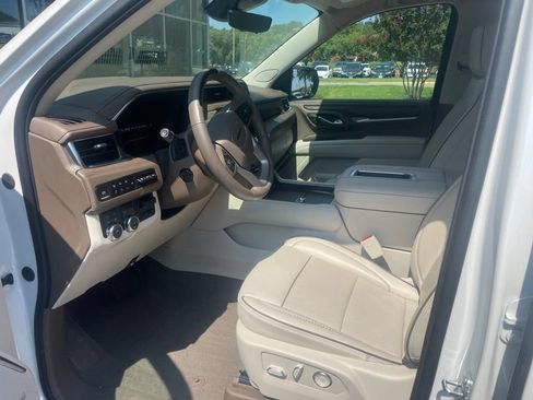 Used 2024 GMC Yukon Denali w/ Advanced Technology Package AWD/4WD image 9