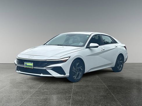 Used 2025 Hyundai Elantra SEL FWD image 3