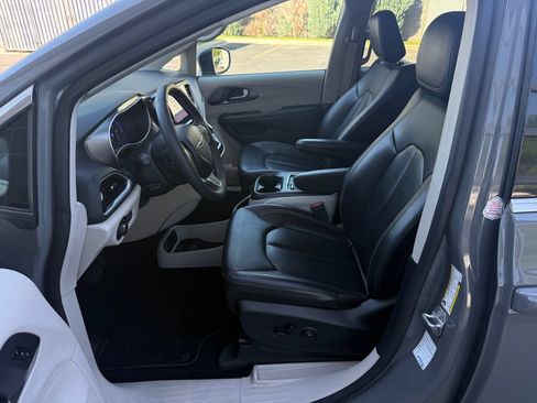 Used 2023 Chrysler Pacifica Touring-L FWD image 18