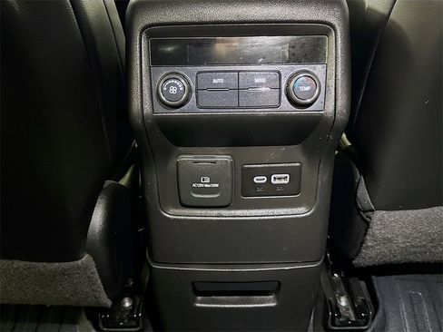 Used 2023 GMC Acadia SLT image 24