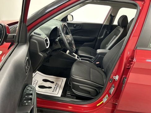 Used 2022 Hyundai Venue Limited image 9