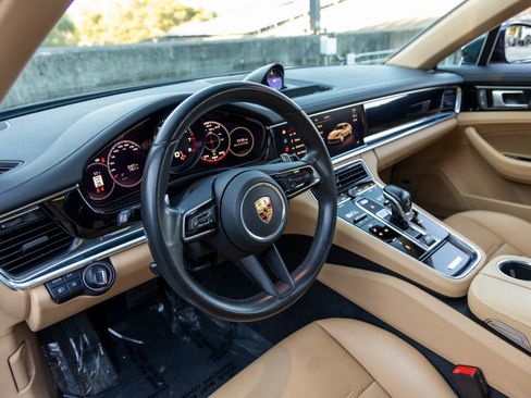 Certified 2022 Porsche Panamera image 4