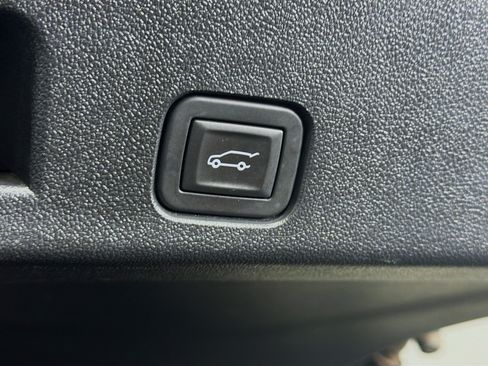 Used 2025 Chevrolet Traverse LT FWD image 30