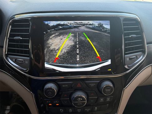 Certified 2019 Jeep Grand Cherokee Limited w/ Luxury Group II image 32