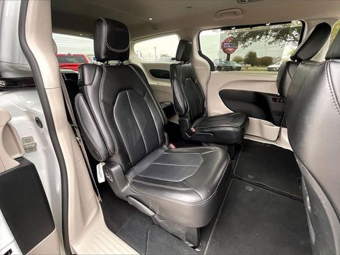 Used 2024 Chrysler Pacifica Touring-L image 31