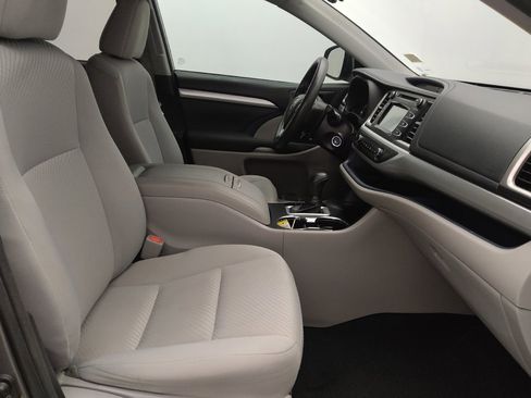 Used 2018 Toyota Highlander LE image 21