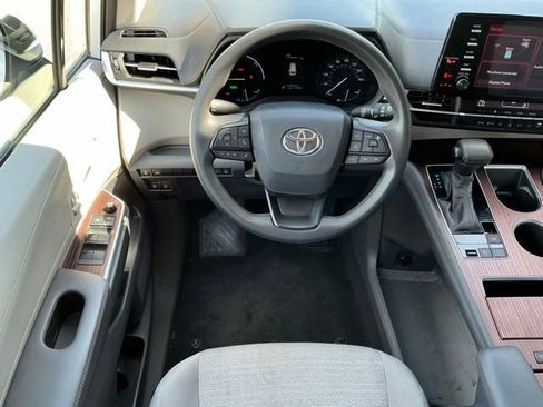 Used 2022 Toyota Sienna LE image 9