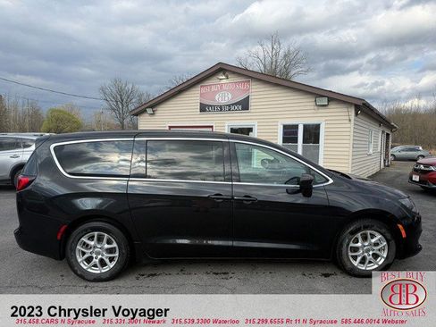 Used 2023 Chrysler Voyager LX FWD image 2