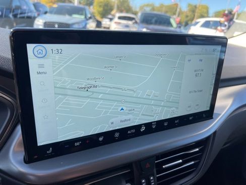 Used 2025 Ford Escape SE image 14