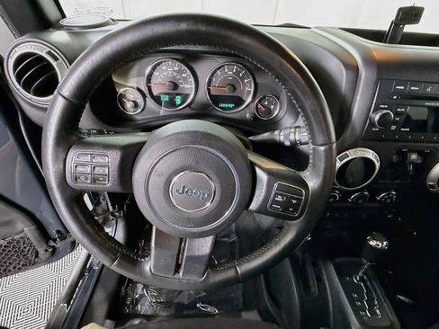 Used 2018 Jeep Wrangler Unlimited Rubicon w/ Connectivity Group AWD/4WD image 17