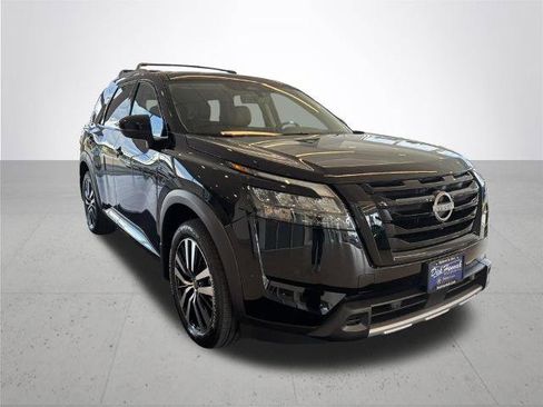 Certified 2025 Nissan Pathfinder Platinum w/ Black Appearance Package AWD/4WD image 6
