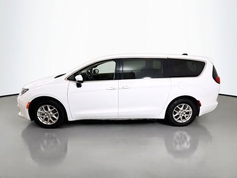 Used 2023 Chrysler Voyager LX FWD image 4