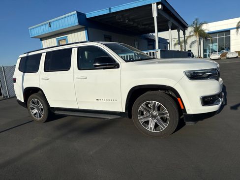 Used 2024 Jeep Wagoneer Series II w/ Flexible Seating Group RWD image 1