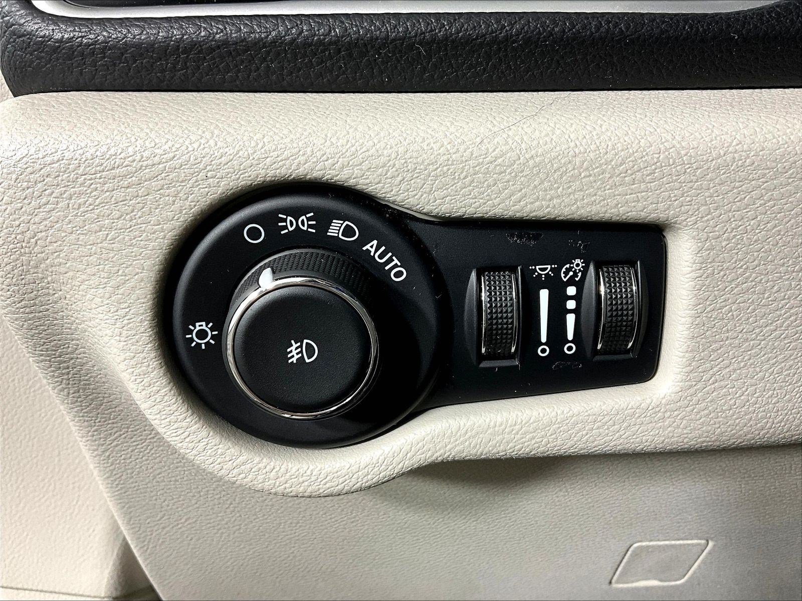 Used 2024 Chrysler Pacifica Limited FWD image 37
