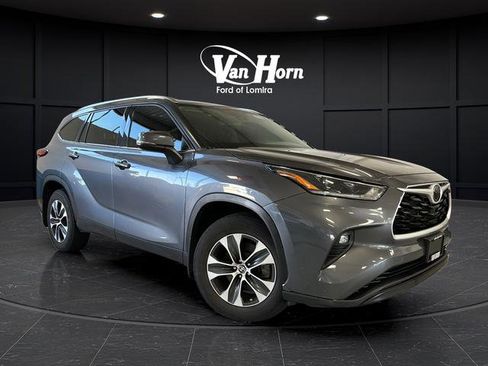 Used 2021 Toyota Highlander XLE AWD/4WD image 1