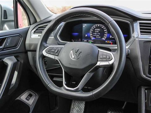 Used 2022 Volkswagen Tiguan SE w/ Panoramic Sunroof Package image 16