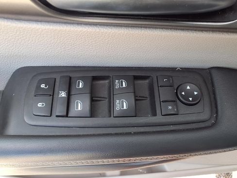 Used 2023 Chrysler Pacifica Touring-L FWD image 12