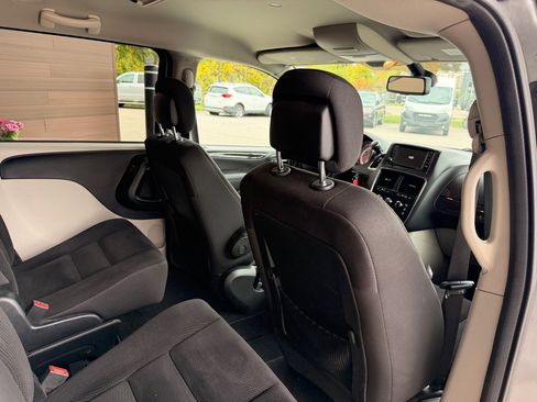 Used 2018 Dodge Grand Caravan SE image 15