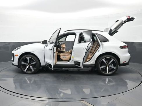 Certified 2025 Porsche Macan AWD/4WD image 29