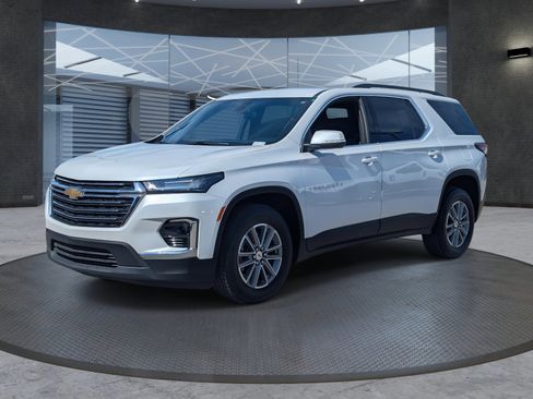 Used 2023 Chevrolet Traverse LT image 2