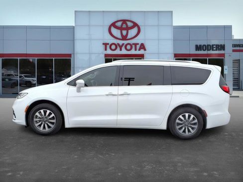 Used 2021 Chrysler Pacifica Touring-L image 8