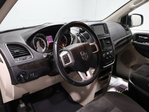 Used 2018 Dodge Grand Caravan SE w/ UConnect Hands-Free Group image 14