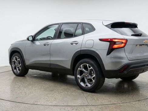 Used 2025 Chevrolet Trax LT FWD image 6