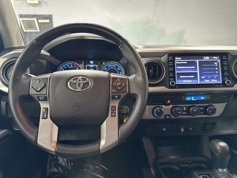 Certified 2022 Toyota Tacoma SR5 AWD/4WD image 9