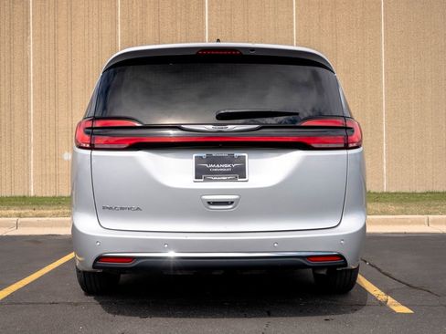 Used 2024 Chrysler Pacifica Touring-L FWD image 8