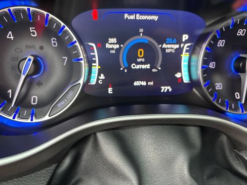 Used 2024 Chrysler Pacifica Touring-L FWD image 16