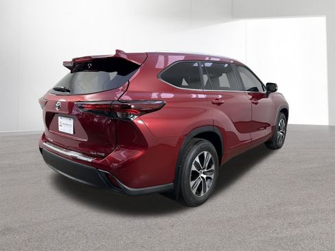 Used 2024 Toyota Highlander XLE AWD/4WD image 35