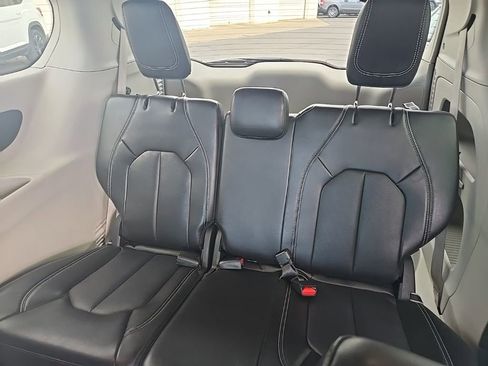 Used 2024 Chrysler Pacifica Touring-L image 23