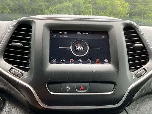 Used 2019 Jeep Cherokee Latitude w/ Popular Appearance Group FWD image 20
