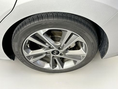 Used 2017 Hyundai Elantra Limited image 11