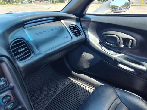 Used 2004 Chevrolet Corvette Convertible w/ Preferred Equipment Group RWD image 21