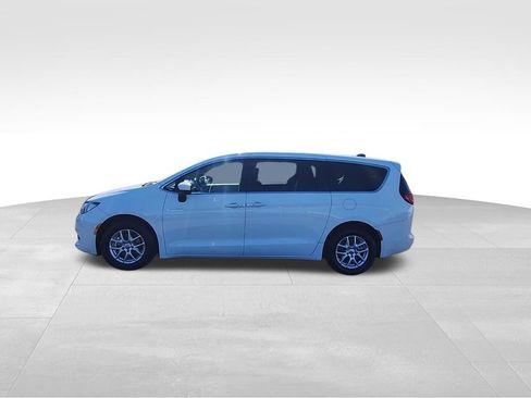 Certified 2022 Chrysler Voyager LX image 16