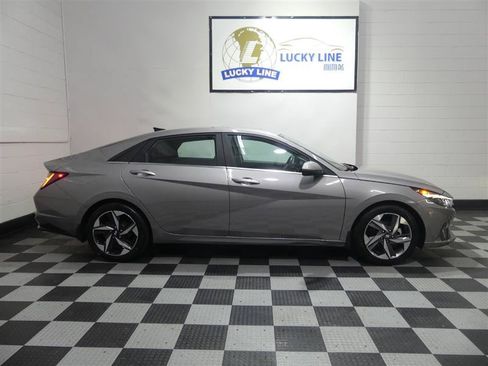 Used 2022 Hyundai Elantra Limited FWD image 6