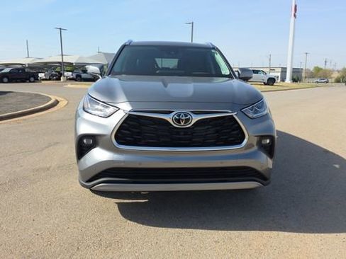 New 2026 Toyota Highlander Platinum AWD/4WD image 3