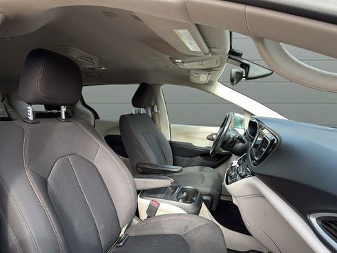 Used 2019 Chrysler Pacifica Touring Plus w/ Tire & Wheel Group FWD image 29