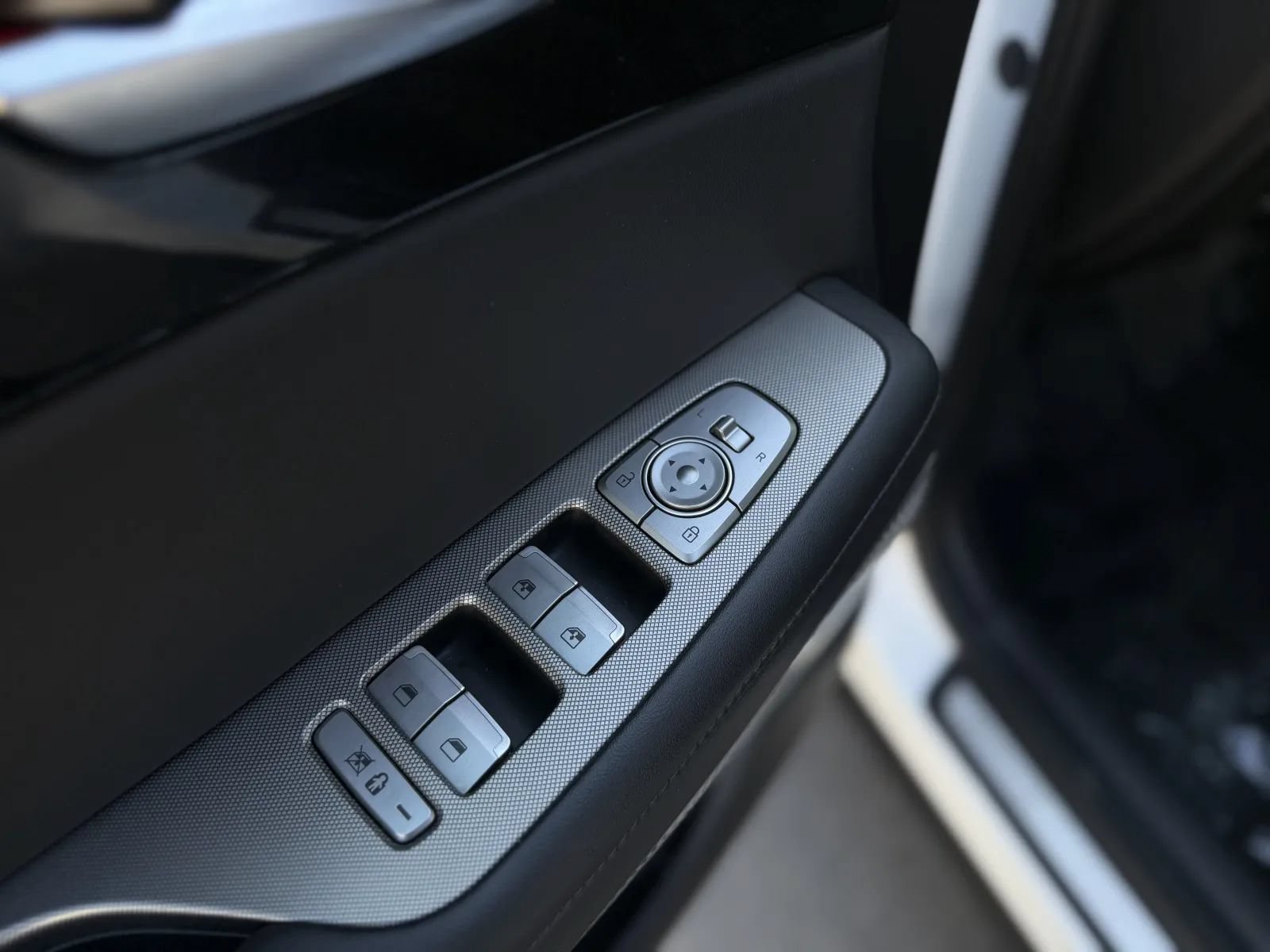 Used 2022 Hyundai Palisade Limited w/ Winter Package FWD image 25